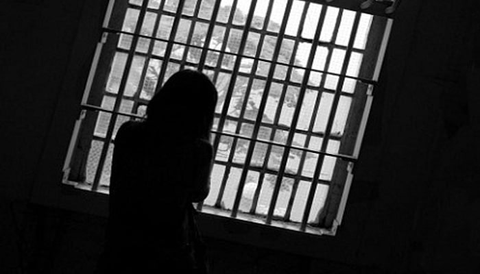 Phụ nữ nằm mơ thấy ở tù